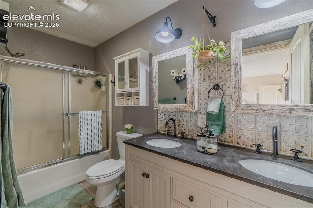 Image 20 of 46: Bathroom