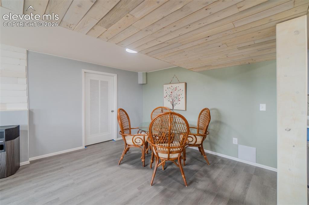 Image 32 of 46: Dining Area