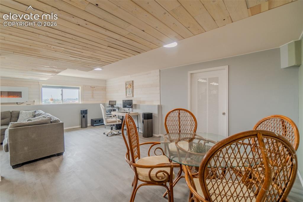 Image 35 of 46: Dining Area