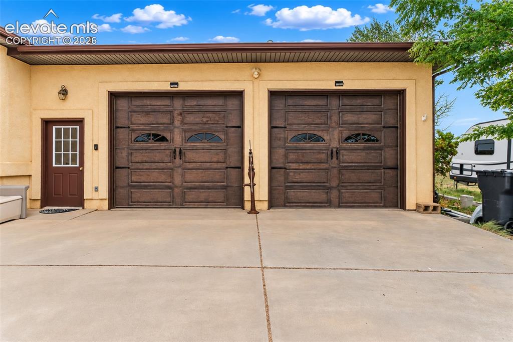 Image 40 of 46: Garage