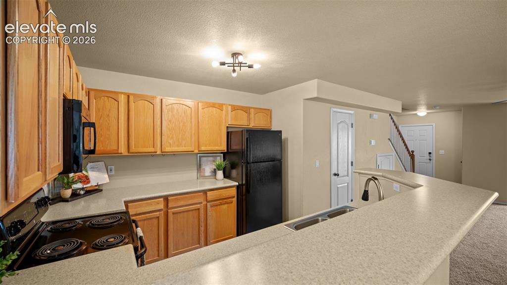 Image 10 of 25: Kitchen