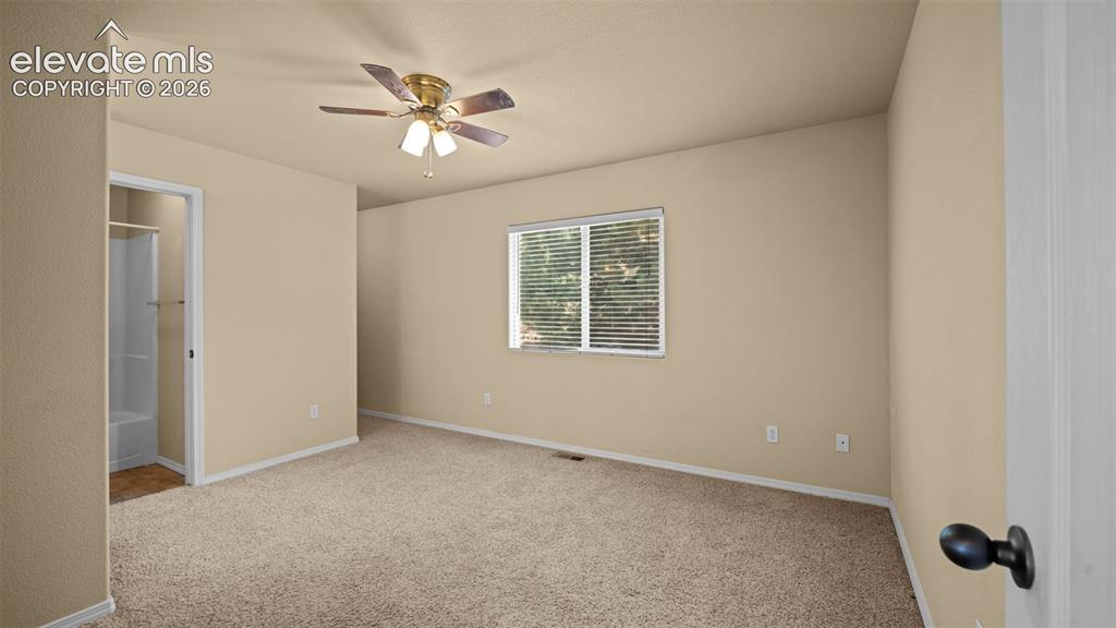 Image 18 of 25: Bedroom