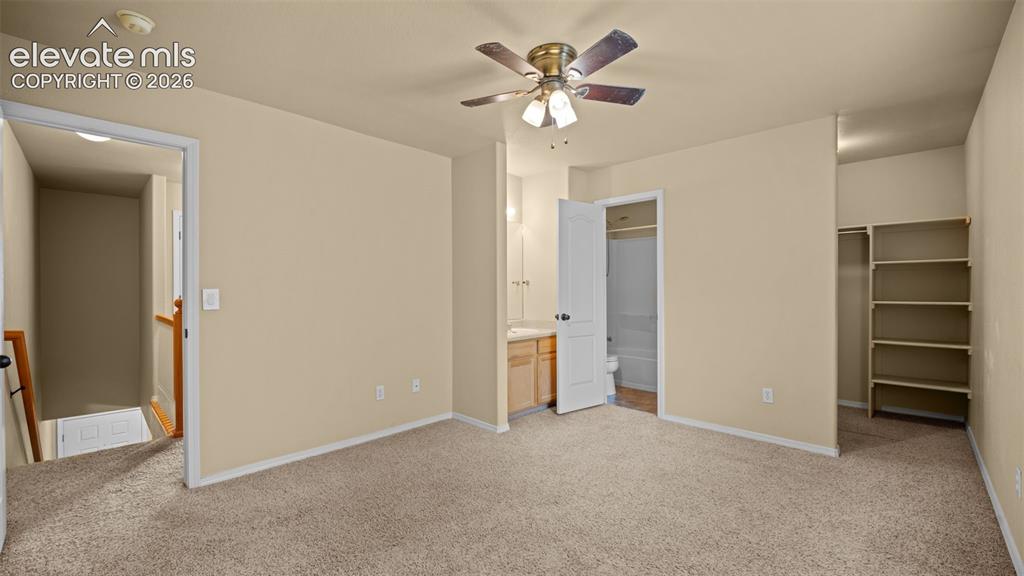 Image 19 of 25: Bedroom
