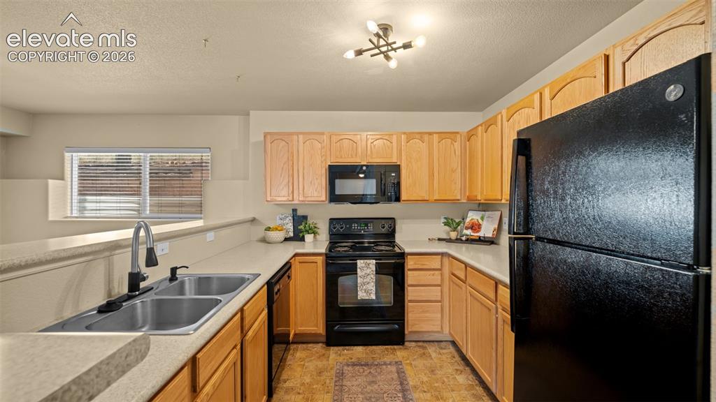 Image 7 of 25: Kitchen