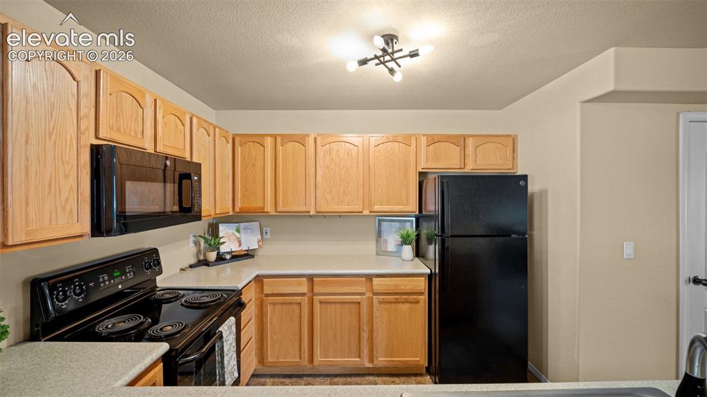 Image 8 of 25: Kitchen