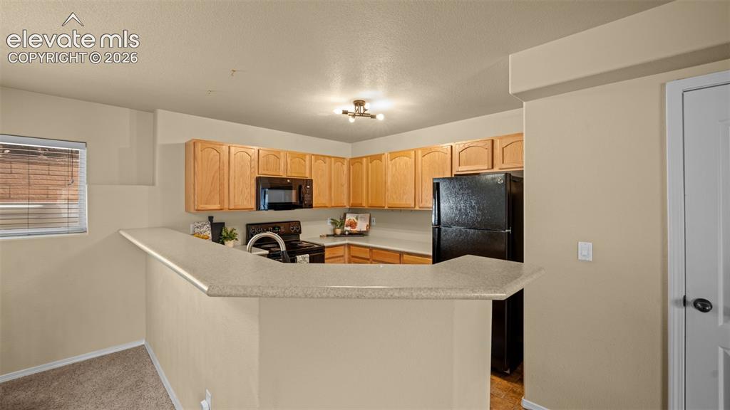 Image 9 of 25: Kitchen