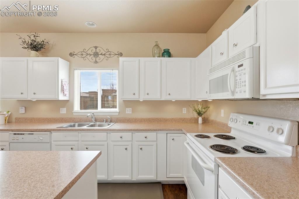 Image 13 of 41: Kitchen