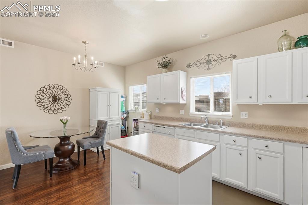 Image 14 of 41: Kitchen