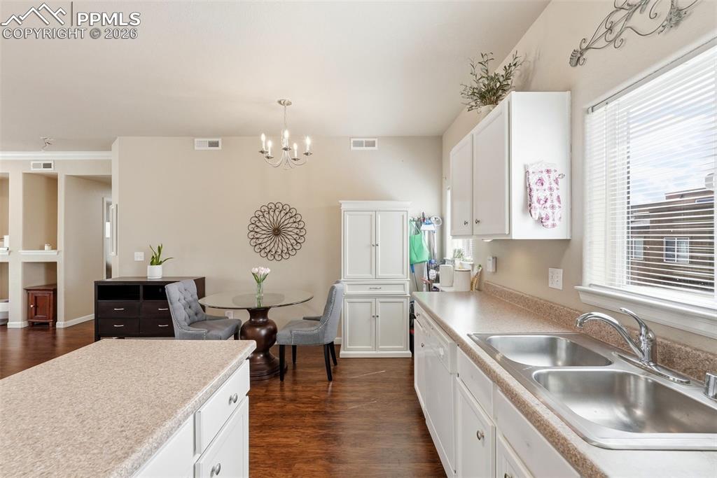 Image 16 of 41: Kitchen