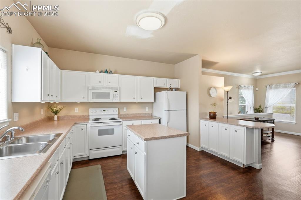 Image 17 of 41: Kitchen