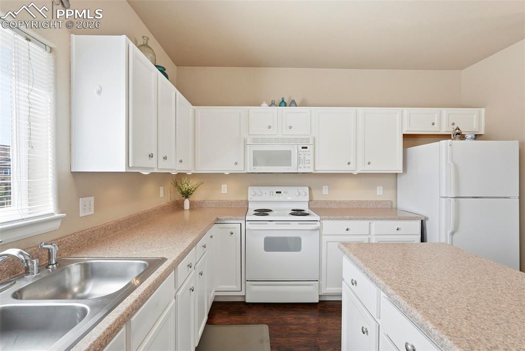 Image 18 of 41: Kitchen