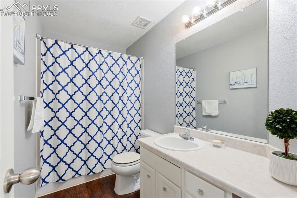 Image 31 of 41: Bathroom