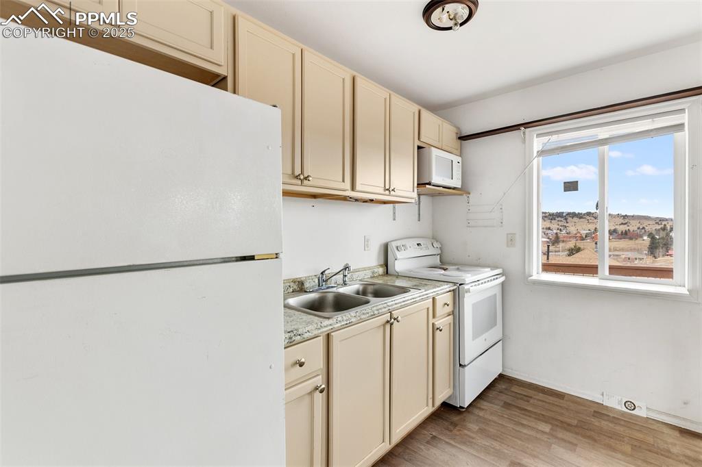 Image 13 of 23: Kitchen