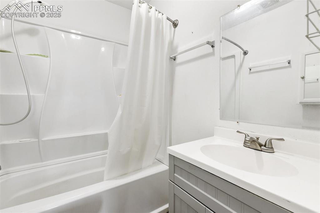 Image 14 of 23: Bathroom