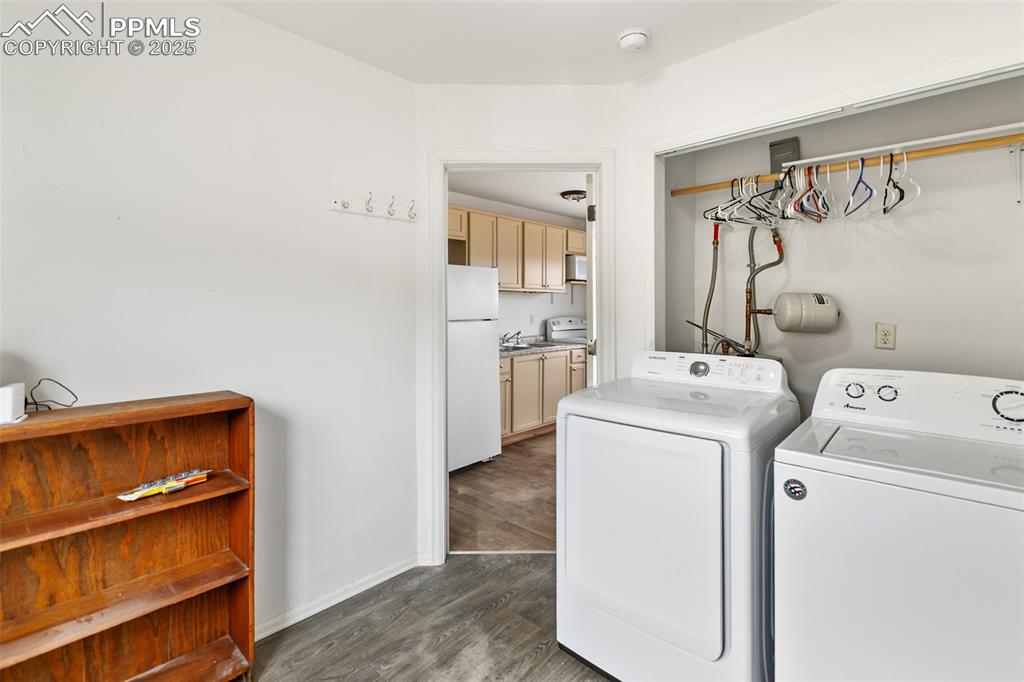 Image 16 of 23: Bedroom