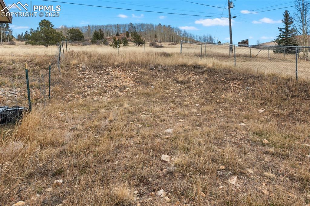 Image 20 of 23: Yard