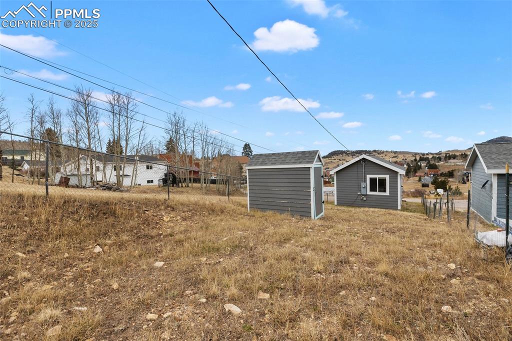 Image 21 of 23: Yard