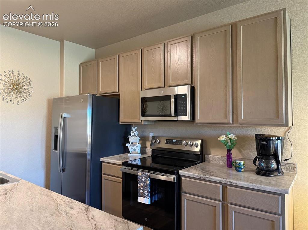 Image 9 of 28: Kitchen