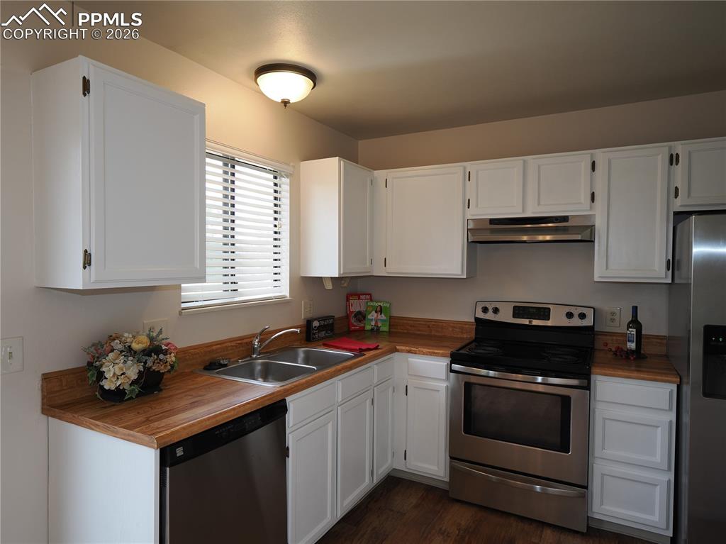 Image 11 of 31: Kitchen