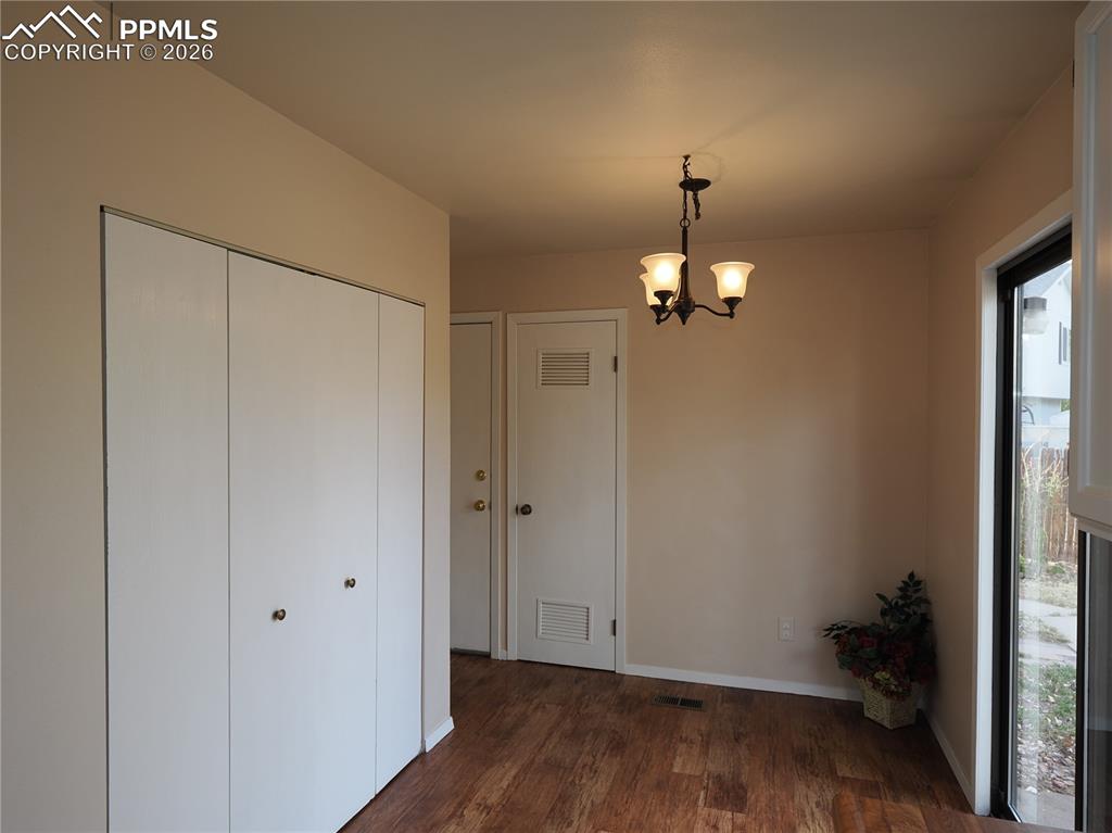 Image 13 of 31: Dining Area