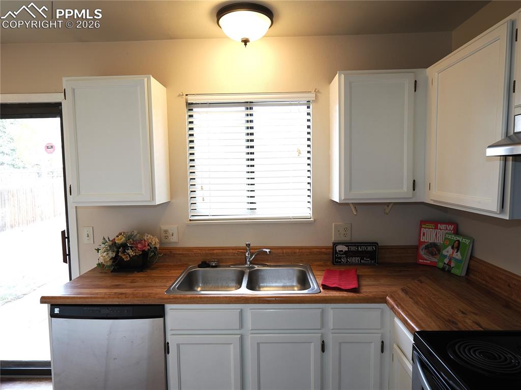 Image 8 of 31: Kitchen