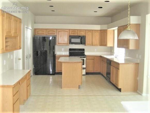 Image 3 of 11: Kitchen