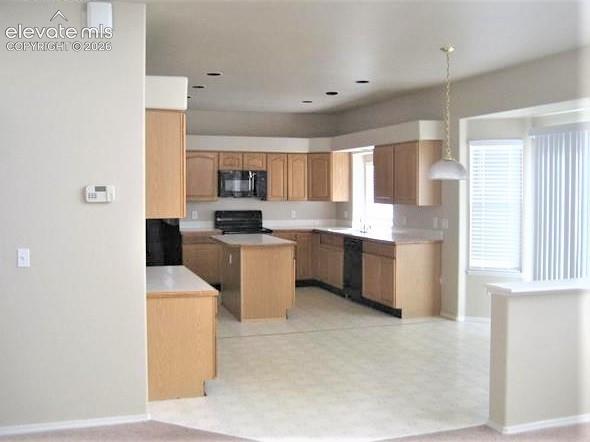 Image 4 of 11: Kitchen