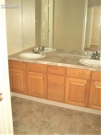Image 9 of 11: Bathroom