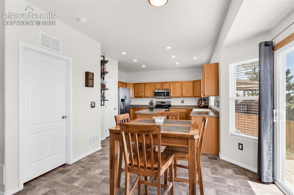 Image 16 of 49: Dining Area