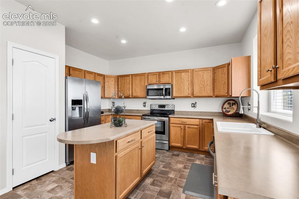 Image 18 of 49: Kitchen