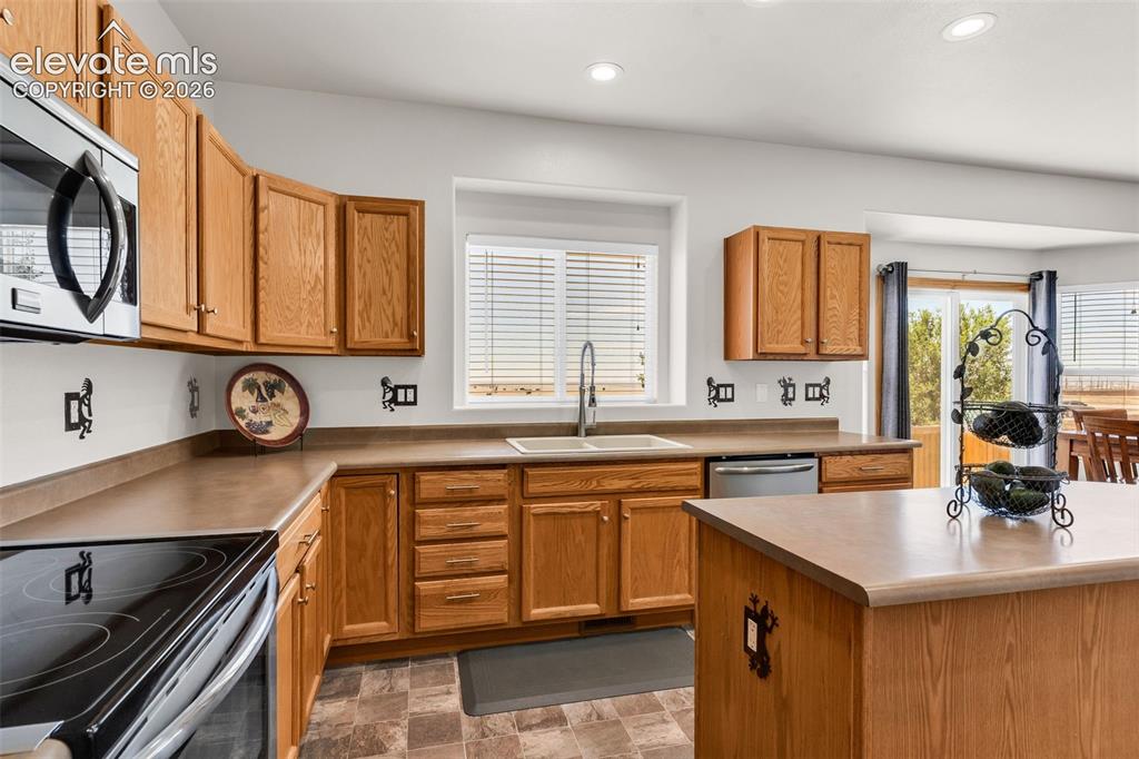 Image 19 of 49: Kitchen