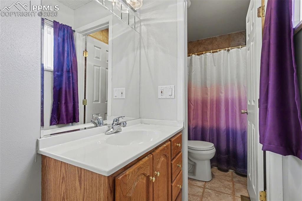 Image 14 of 33: Bathroom