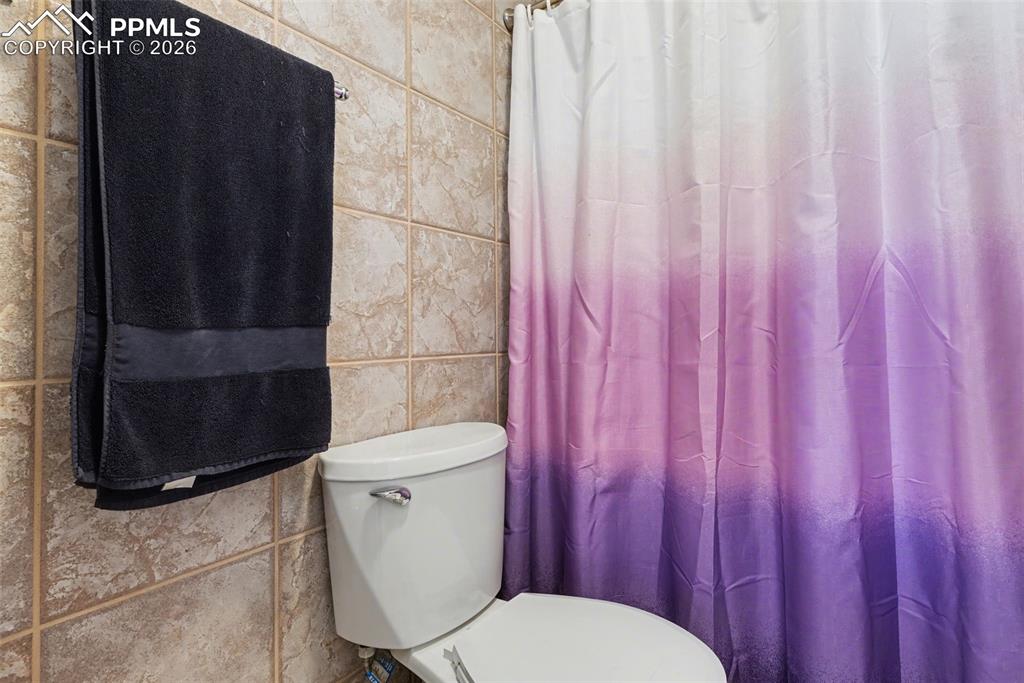 Image 15 of 33: Bathroom