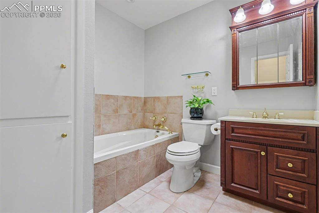 Image 18 of 33: Bathroom