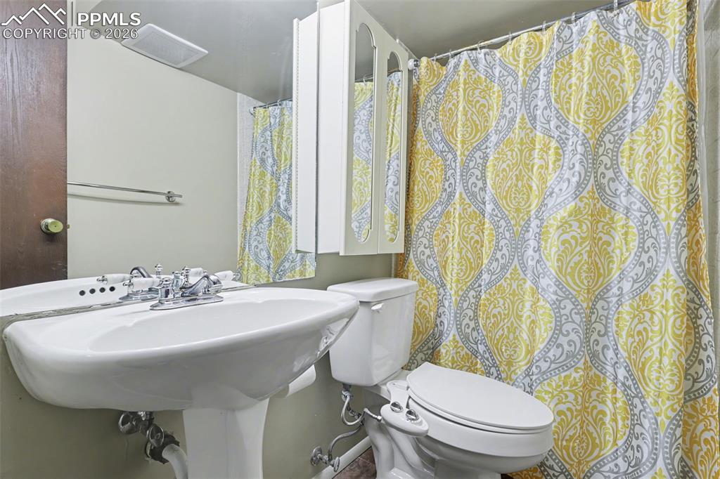 Image 24 of 33: Bathroom