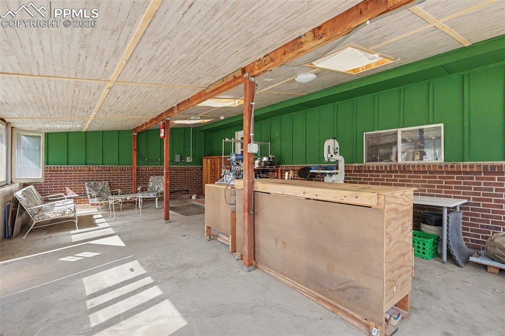 Image 27 of 33: Workshop