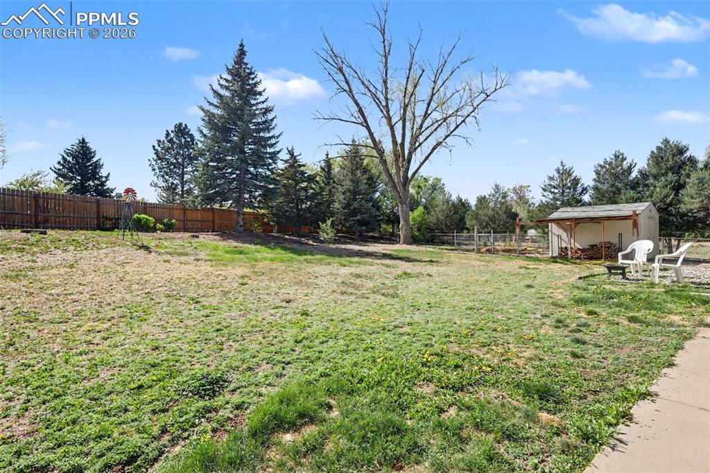 Image 28 of 33: Yard