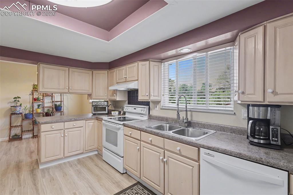 Image 6 of 33: Kitchen