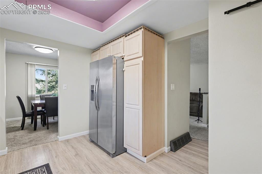 Image 7 of 33: Kitchen