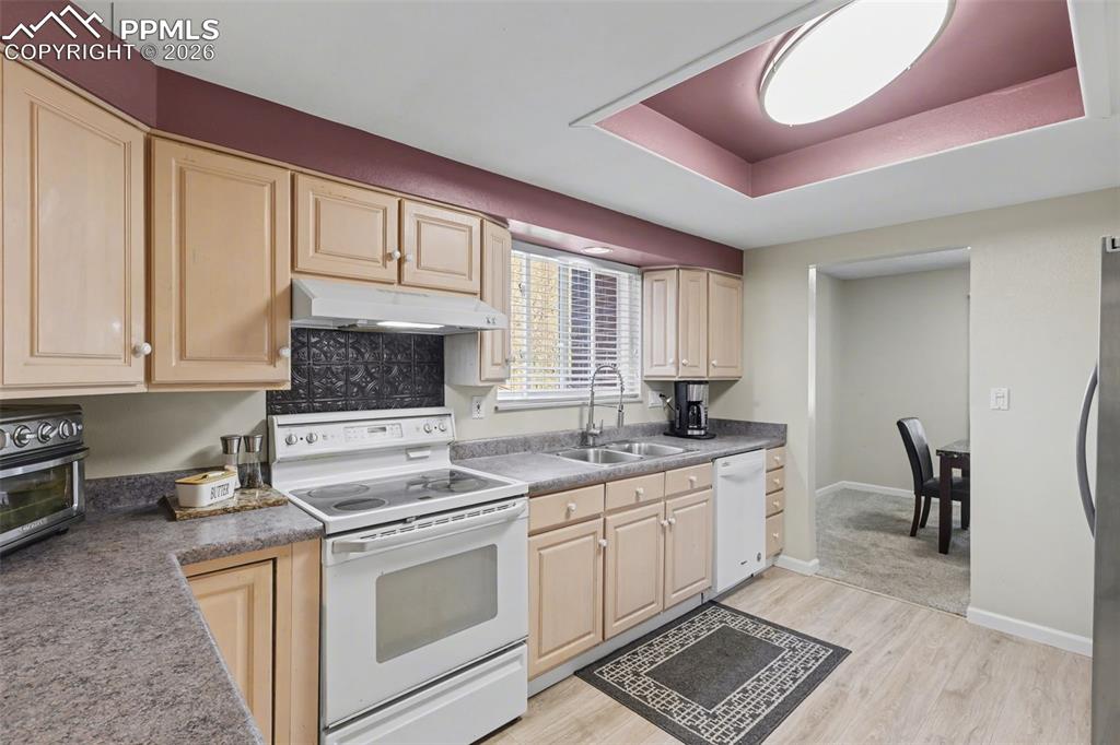 Image 8 of 33: Kitchen