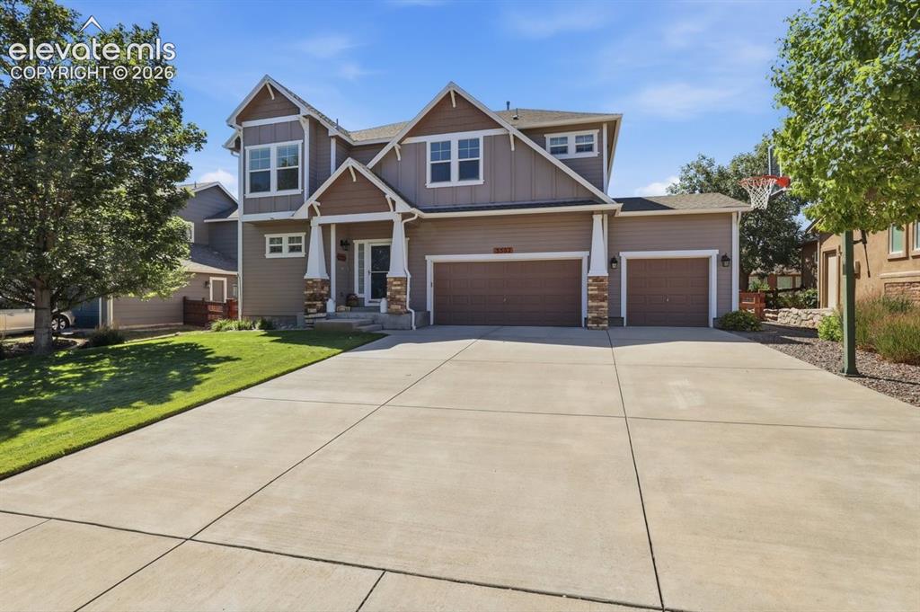 Image 2 of 50: spacious and level driveway, perfect for playing basketball