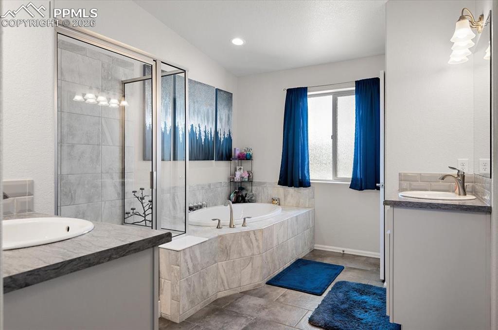 Image 17 of 36: Bathroom