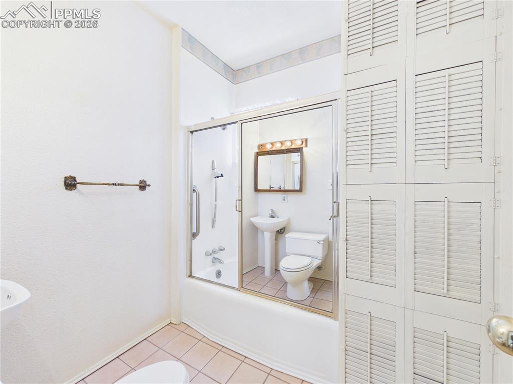 Image 14 of 42: Bathroom