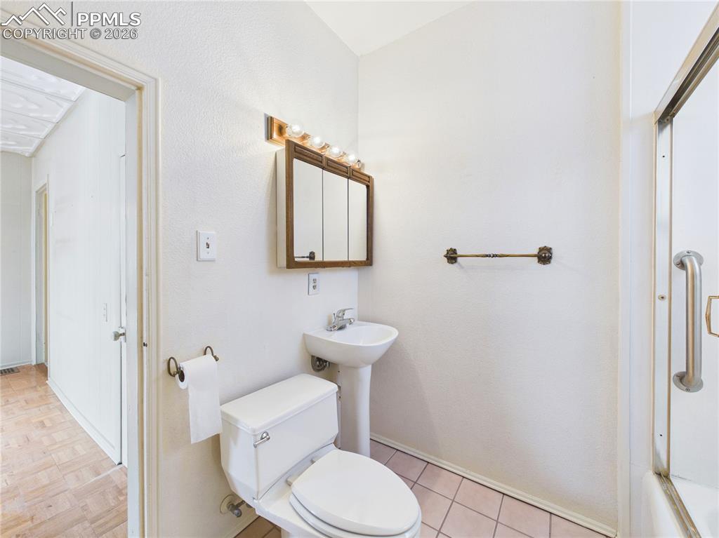 Image 15 of 42: Bathroom