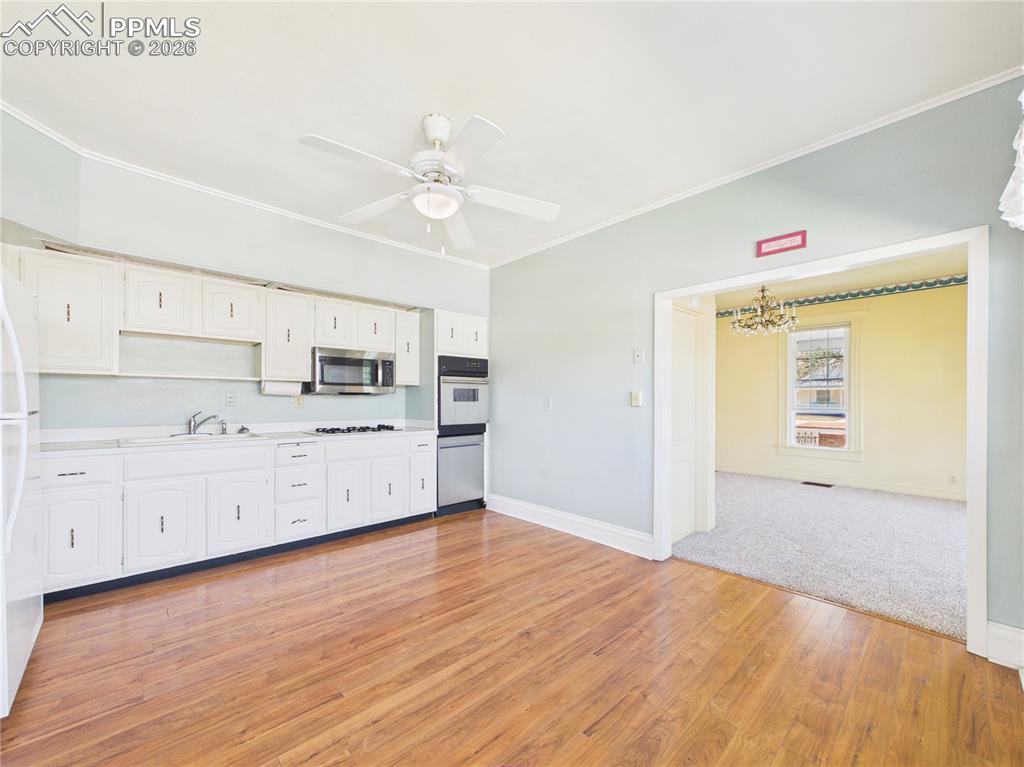 Image 18 of 42: Kitchen