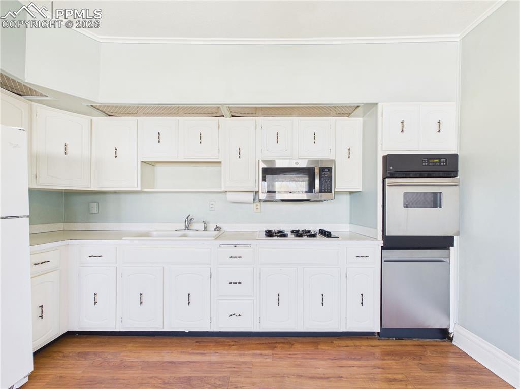 Image 19 of 42: Kitchen