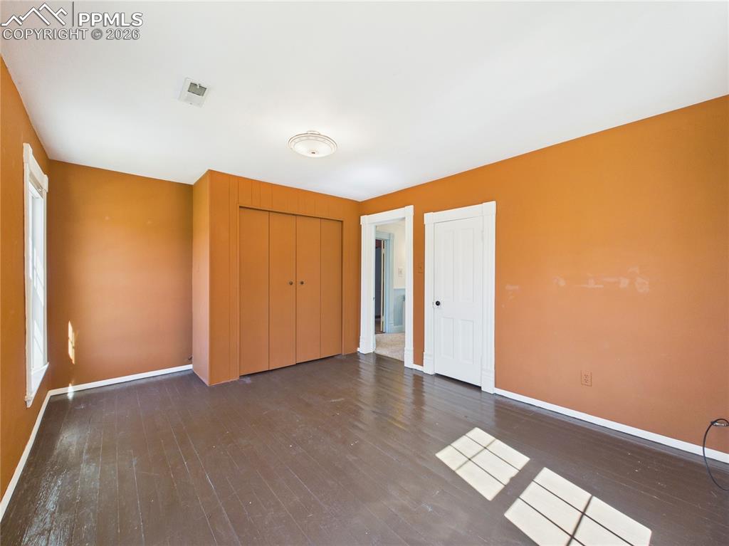 Image 27 of 42: Bedroom