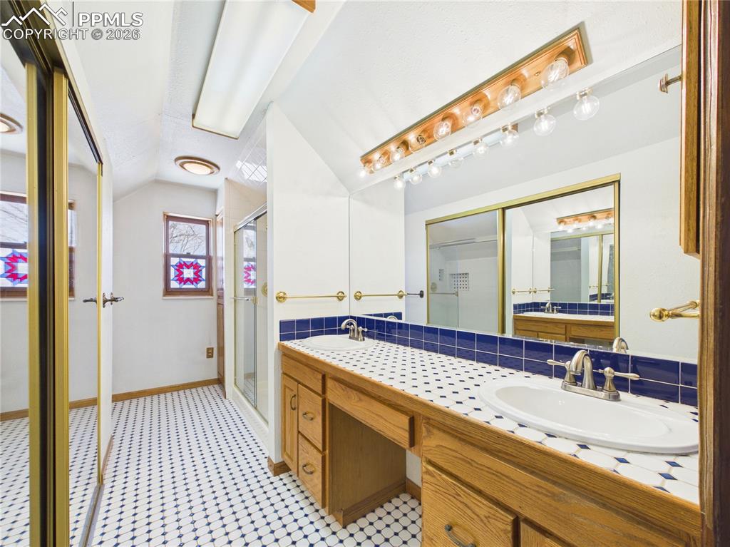 Image 31 of 42: Bathroom