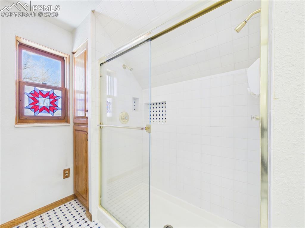 Image 32 of 42: Bathroom