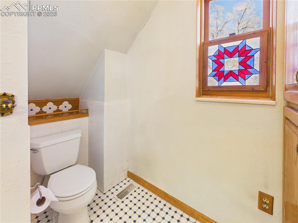 Image 33 of 42: Bathroom